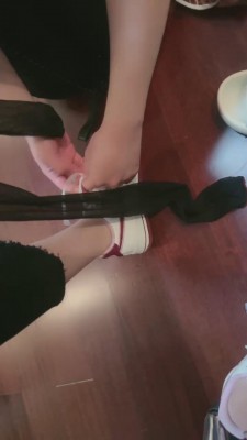 套路直播视频【桃幼幼】裸足臭脚踩地毯 bf24516