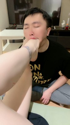 套路直播视频【领主老大】裸足强制深喉插吐 bf24506