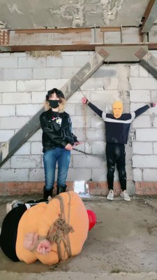 套路直播视频【美离子】户外刑房暴力鞭打双奴/清理靴子吃土 bf25010