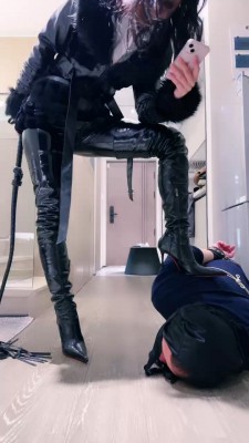 套路直播视频【靴嘉倪】迷恋长靴狂舔狗【续集】 bf25039