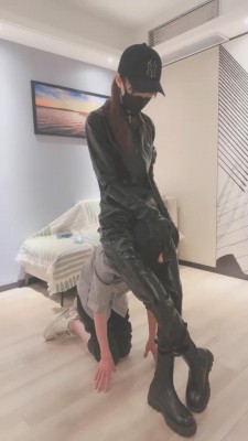 套路直播视频【美娜格格】推销面膜被皮装御姐训成狗/勒脖绞杀深喉 bf25105