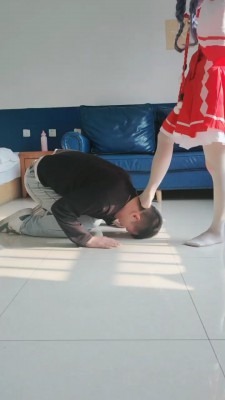 套路直播视频【阿喵女神】cos萝莉主踩狗/喂圣水/脚喂酸奶【双视角版】 bf25230