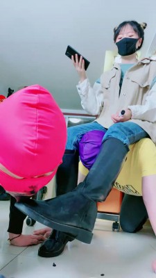 套路直播视频【美离子】驯化双狗保养皮靴当坐垫/踩踏虐乳 bf25247