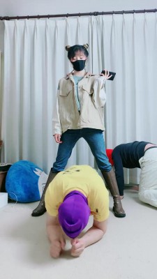 套路直播视频【美离子】驯化双狗保养皮靴当坐垫/踩踏虐乳 bf25247