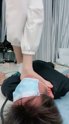 套路直播视频【雀雀子】运动鞋白袜全体重踩踏/转胯 bf25182