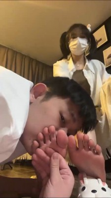 套路直播视频【强抚】萝莉主VS奶狗裸足狂舔/酸奶脚舔 bf25262