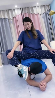 套路直播视频【麋鹿银儿】精神小妹失眠虐家奴发泄-暴力踢踹/跳踩/腿绞 bf25205