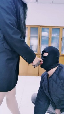 套路直播视频【Alice】小白鞋臭鞋羞辱/肉丝踩狗 bf25482