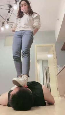 套路直播视频【小劳拉】跆拳道女神暴打/踩踏/强制闻鞋 bf25496