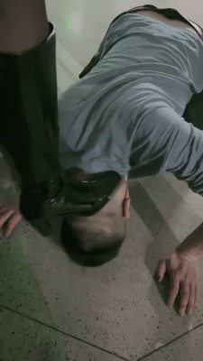 套路直播视频【依艺】情侣主-车库调绿帽/骑马/长靴踩踏/遛狗喂食 bf25410