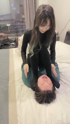 套路直播视频【暴躁小溪】姐妹花-坐脸+臭脚捂脸窒息【双视角版】 bf26133