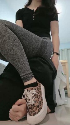 套路直播视频【爪爪】超臭黑棉袜辱狗/转胯遛狗/舔闻臭脚 bf26114