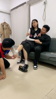 套路直播视频【艾莉】情侣主调绿帽-皮鞋白袜踩踏/舔脏鞋底/臭脚捂脸/耳光 bf26010