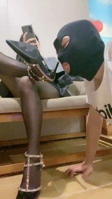 套路直播视频【甜依】舔干净高跟脏鞋底/吃口水/黑丝脚深喉 bf25880