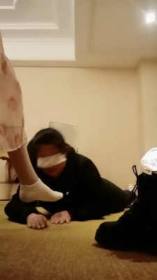 套路直播视频【宝宝S】开发闺蜜做狗-舔脏鞋/闻舔白袜 bf26161