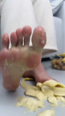 套路直播视频【狗哥】重口-踩踏食物喂食 bf26395