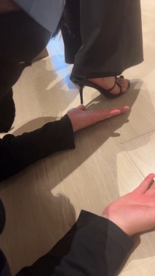 套路直播视频【伊莉】超臭原味白棉袜捂狗/高跟踩狗爪 bf26409