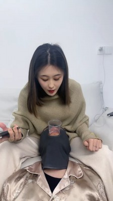 套路直播视频【狗哥】超强重口专场-口水+咀嚼物喂食/闻舔原味白袜 bf26386