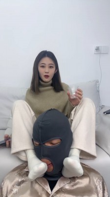 套路直播视频【狗哥】超强重口专场-口水+咀嚼物喂食/闻舔原味白袜 bf26386