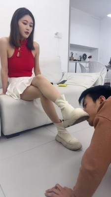 套路直播视频【狗哥】超美S-舔脏鞋底-鞭打踩踏喂食-臭脚捂脸 bf26294