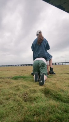 套路直播视频【宸宸 】户外遛狗骑马/脏靴踩狗爪-舔臭脚 bf26271