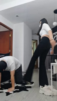 套路直播视频【梓晨】长腿御姐小白鞋+高跟提档/奖励舔脚 bf26184