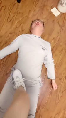 套路直播视频【悦主大大】小白鞋提档/闻鞋窝/全体重踩踏/舔闻臭脚 bf26751