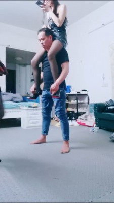 套路直播视频【果儿S】双S-圣水泡辣条-耳光专场-骑脖子【双视角完整版】bf26783