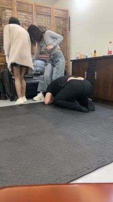 套路直播视频【琳嘉】双S-小白鞋+网袜诱惑/踩踏恋足舔鞋 bf26670