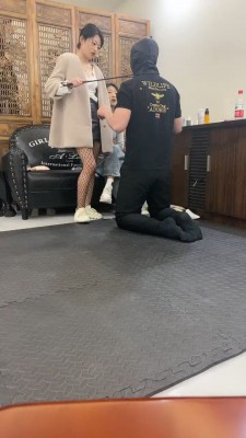 套路直播视频【琳嘉】双S-小白鞋+网袜诱惑/踩踏恋足舔鞋 bf26670