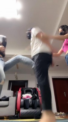 套路直播视频【苏州十三姨】双S牛仔裤暴力踢裆虐废狗/手铐反绑/踹头 bf26559