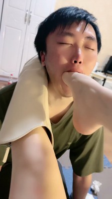 套路直播视频【领主老大】裸足强制深喉/全体重踩踏 bf26504