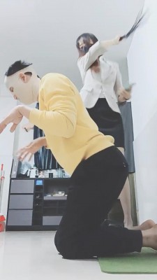 套路直播视频【美娜格格】女白领皮鞭训狗/高跟抽耳光/裸足舔插嘴 bf26548