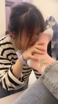 【橘子没熟】母畜-开发闺蜜做狗-下跪伺候/舔运动鞋/闻鞋袜转胯 bf26917