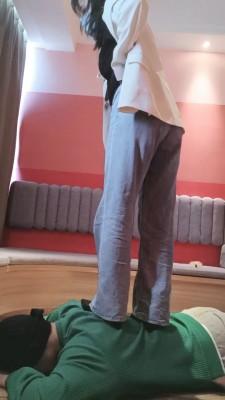 【嗯哼S】高跟裸足踩踏喂食 bf26861