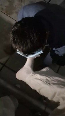 【小亿】阳台素人调-小白鞋超臭白棉袜强迫狗闻舔【完整版】bf26891