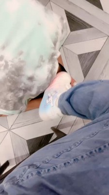 【佳佳】精神小妹狂抽耳光/袜子堵嘴踩踏 bf27230