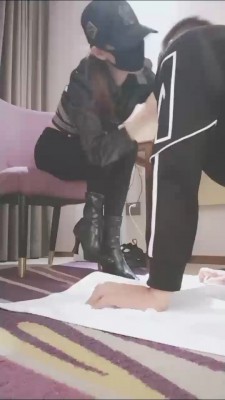 【美娜格格】靴子白袜羞辱-连环耳光白袜脚插嘴 bf27409