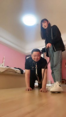 【文文】晨跑回来骑马遛狗/叼棉袜/鞭打舔脚 bf27309