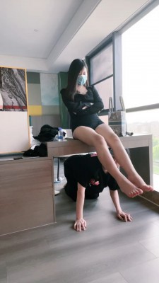 【琪琪大人】桌下视角羞辱/提档/裸足踩踏 bf27324