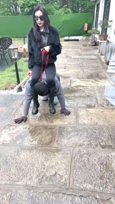 【沅芷大大】户外犬化骑马爬行/藤条抽/长靴踩踏 bf27596