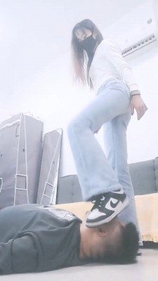 【美娜格格】人体蹦床-运动鞋白棉袜踩踏【双视角版】 bf27820