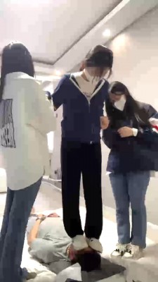 【精神小妹】3素人S暴力踢踹/踩踏碾压/白袜塞嘴 bf27805