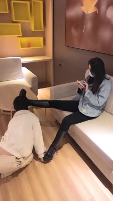 【槿一】卑微脚垫桌下舔鞋实录 bf27678