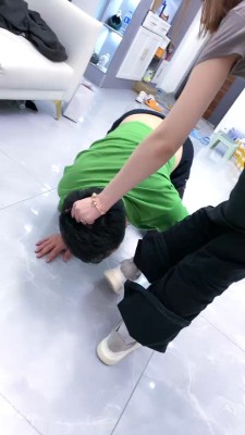 【麋鹿银儿】小白鞋踩狗爪/鞭打/脚踩喂食/耳光 bf28157