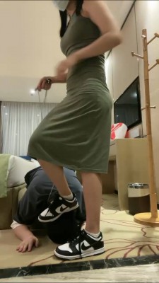 套路直播视频【漫漫】运动鞋白袜辱-衣架抽-白袜塞嘴 bf26679