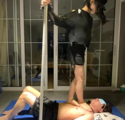 新开发精神小妹辱骂俏皮凌辱【萝莉酱】真实校园太妹跳踩舔脚语言羞辱 YC-220820-4