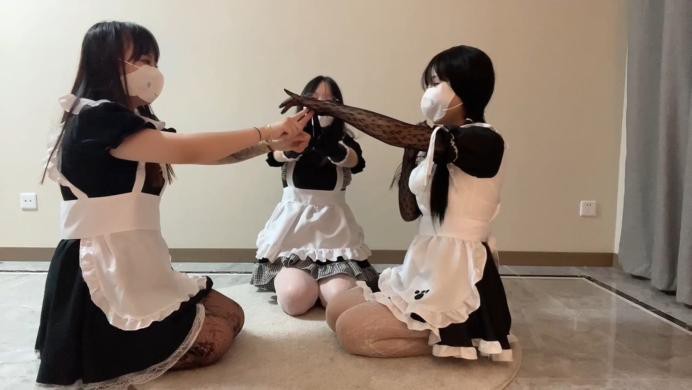 【珂玥】三女仆小姐姐调戏玩弄女仆小姐姐丝袜美脚跳踩踢打闻脚群虐臭狗奴YC-220719-4