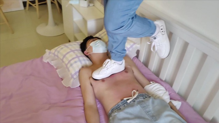 【子怡】用鞋袜给毯子胸口刮痧 YC-220602-4