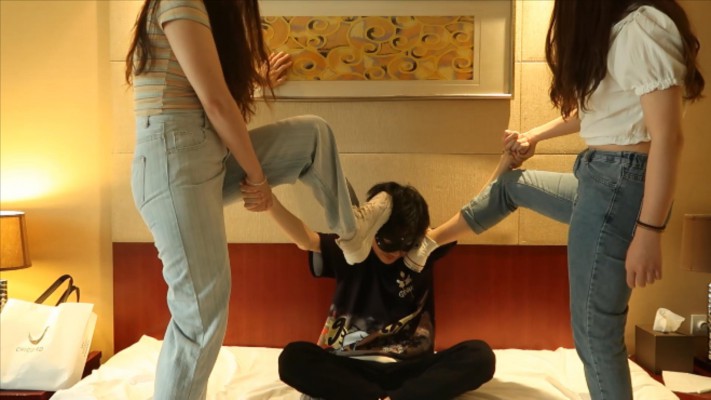 【子怡】双S床上踩脸强迫闻脚 YC-210620-5